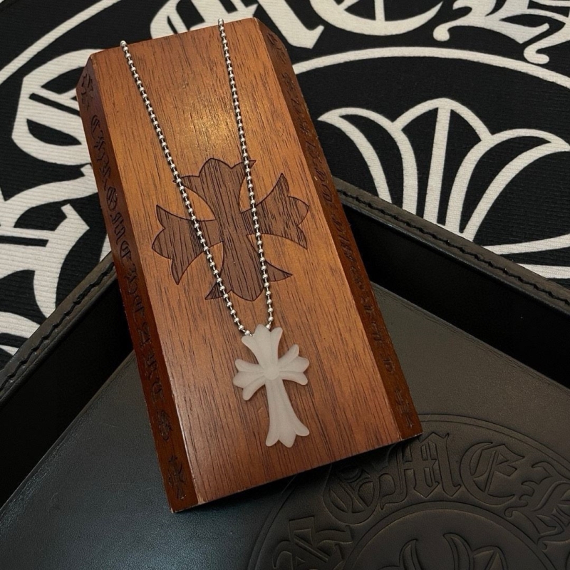 Ch*0me He**ts necklaces